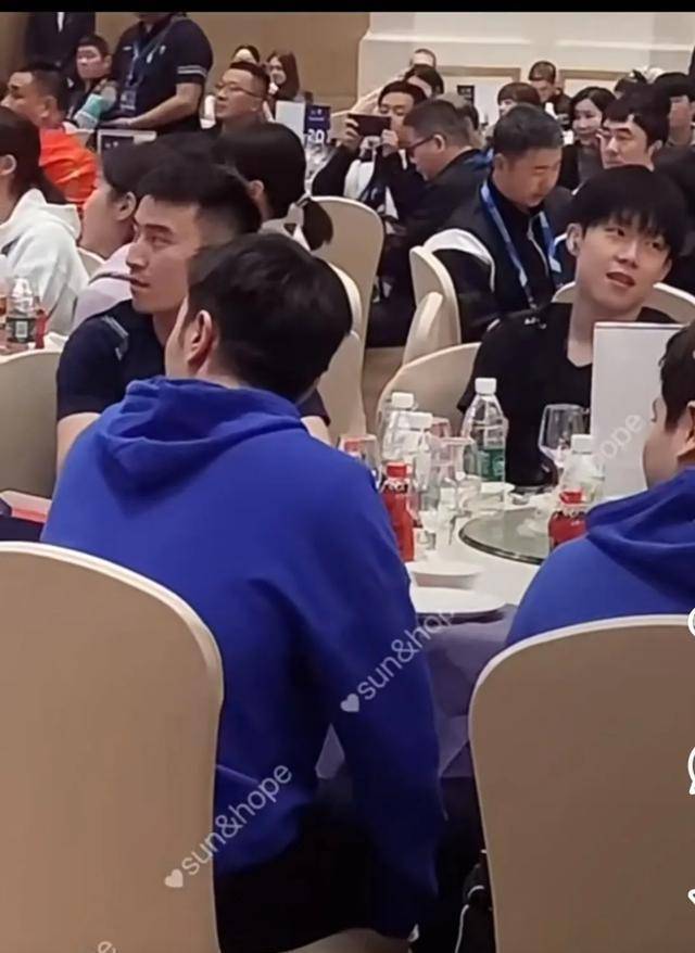 球场上掀起紧张气氛，观众席热闹非凡的简单介绍